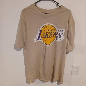 NBA Los Angeles Lakers Men's Tan and Cream Graphic T-shirt Size Large